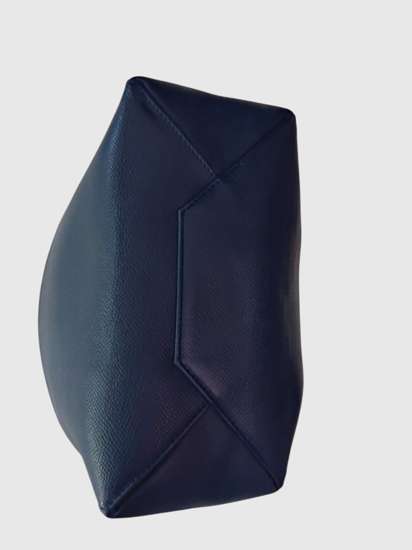 Celine (Category: Luxury Bags & Wallets) located in Malasiqui. Submitted by v.hype (Listing ID 1470967578, Image 3). Description: Celine issue: stain sa loob Ng bag check nyo lang pO sa details pic price : 9000 pesos + ship.