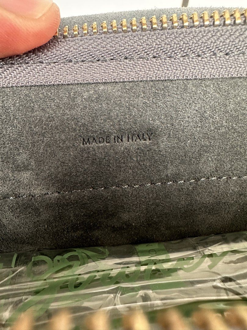 CELINE LUGGAY SMALL SIZE (Category: Luxury Bags & Wallets) located in Baguio. Submitted by saleztalk2600 (Listing ID 1471038571, Image 3). Description: CELINE LUGGAE BAG EXCELLENT CONDITION NO FLAWS 18k only.