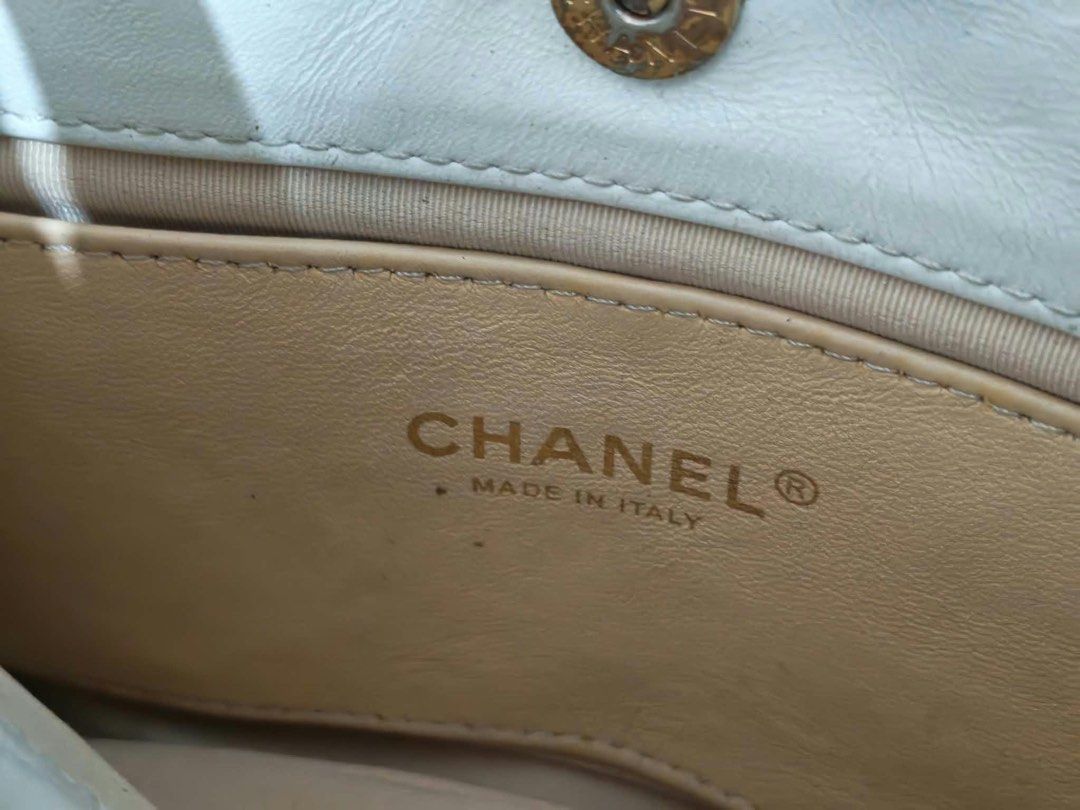 Chanel (Category: Shoulder Bags) located in Baguio. Submitted by thriftedbaguio (Listing ID 1471094263, Image 3). Description: Very Good Condition Color rate 10 Needs cleaning inside .