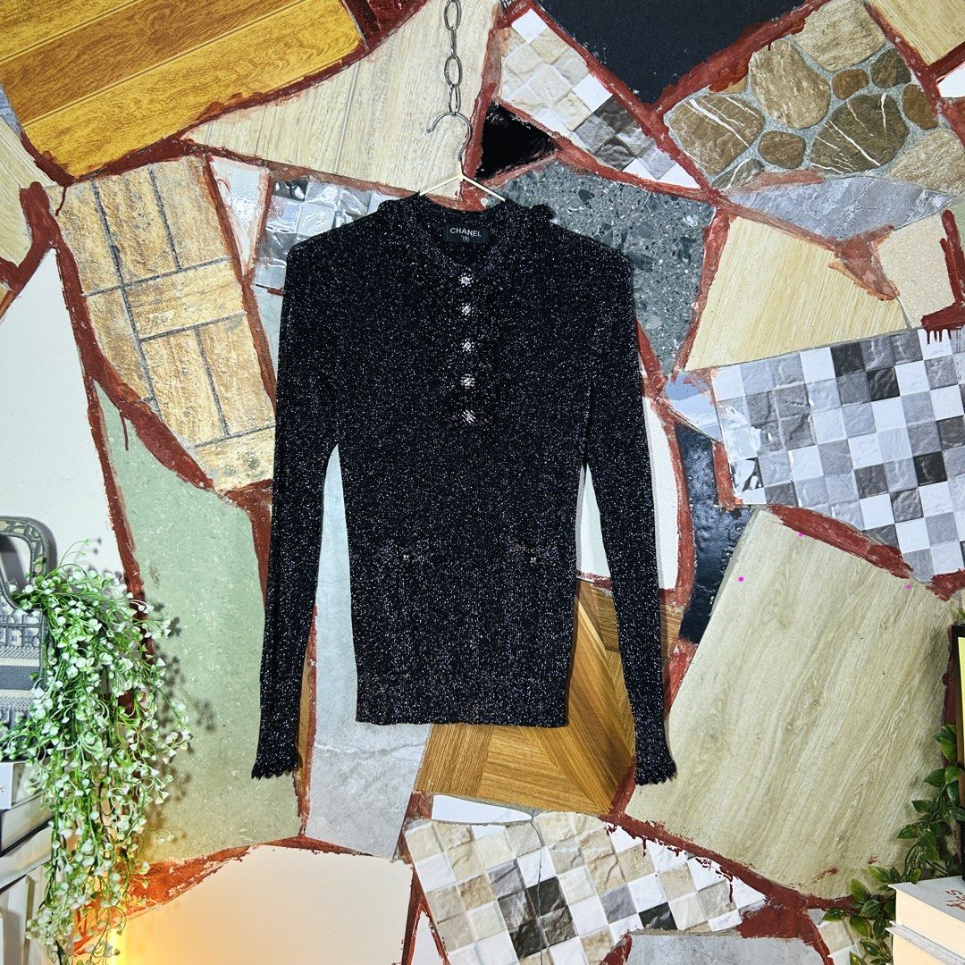Chanel knit top (Category: Luxury Apparel) located in Baguio. Submitted by kckc_luxury (Listing ID 1471094222, Image 1). Description: 🌸 TINY PINK SPOTS ARE LENS DAMAGE, NOT CLOTH STAINS ————————— ❗️KINDLY READ BEFORE MAKING AN OFFER❗️ LISTING DETAILS size:M width x length (inches):21x23 condition: EXCELLENT --- MOP: Gcash / BPI MOD: J&T / JRS LOCATION: Baguio City --- NOTE: • Manage your expectations • Photos did not go under any edit but colors
