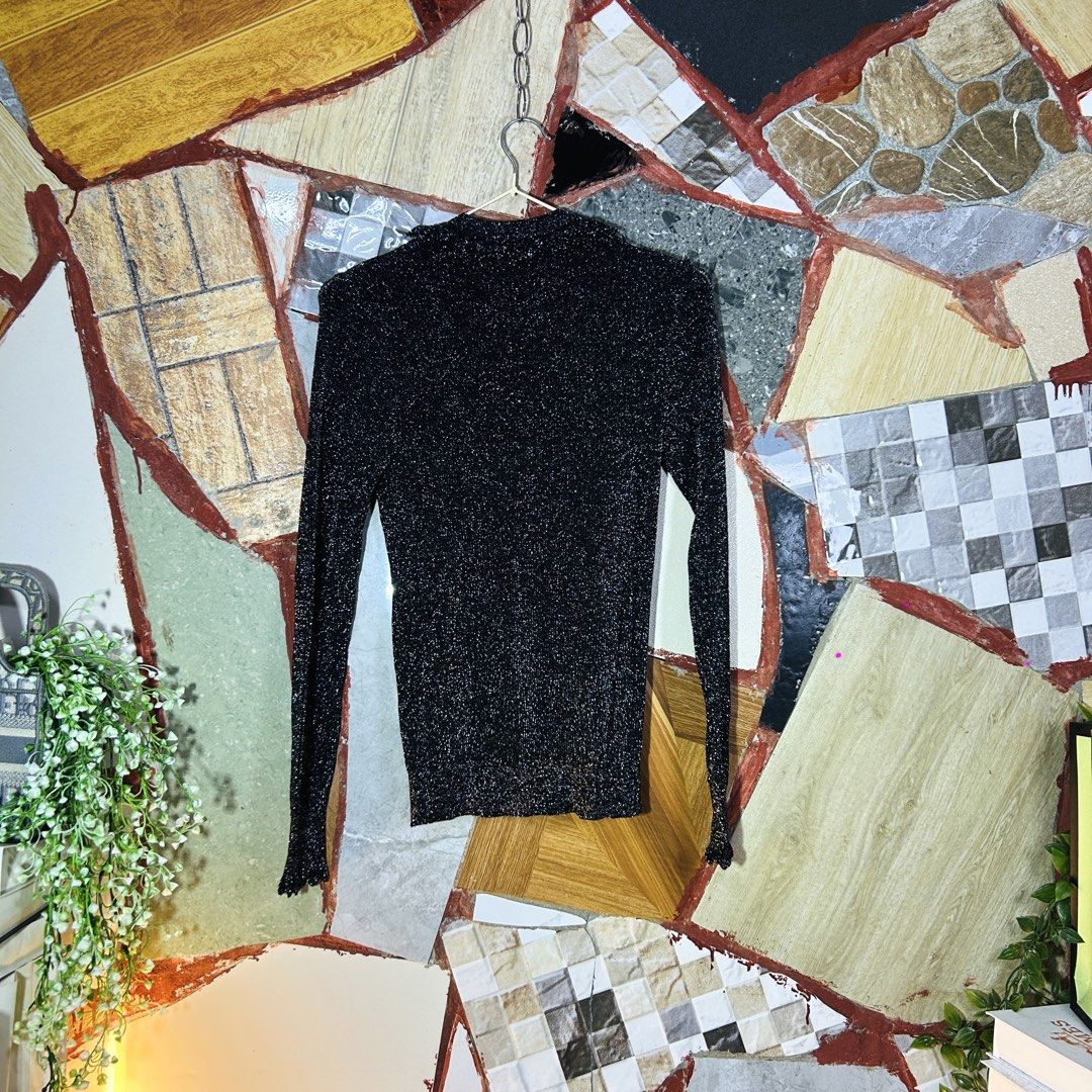 Chanel knit top (Category: Luxury Apparel) located in Baguio. Submitted by kckc_luxury (Listing ID 1471094222, Image 3). Description: 🌸 TINY PINK SPOTS ARE LENS DAMAGE, NOT CLOTH STAINS ————————— ❗️KINDLY READ BEFORE MAKING AN OFFER❗️ LISTING DETAILS size:M width x length (inches):21x23 condition: EXCELLENT --- MOP: Gcash / BPI MOD: J&T / JRS LOCATION: Baguio City --- NOTE: • Manage your expectations • Photos did not go under any edit but colors