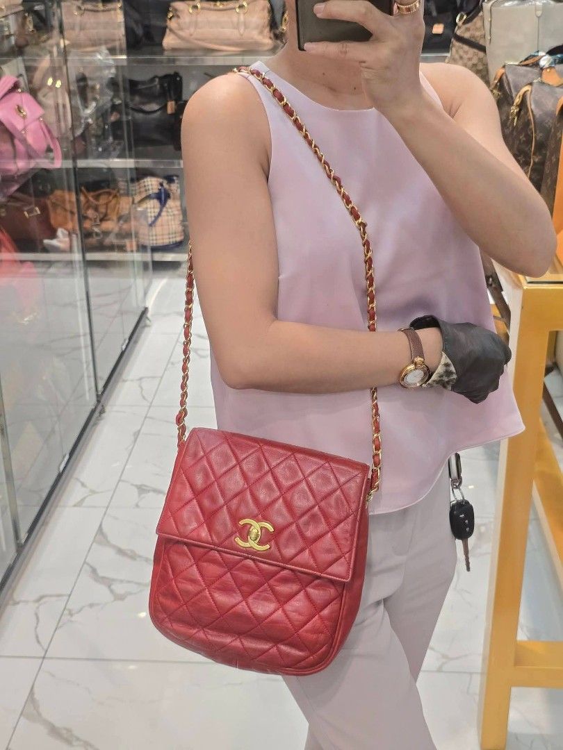 Chanel Quilted Lambskin Single Flap Shoulder Bag Authentic💯💯 (Category: Luxury Bags & Wallets) located in Davao. Submitted by SecondhandItems97 (Listing ID 1471004451, Image 3). Description: Small size Includes provided Chanel paper bag & generic dustbag.