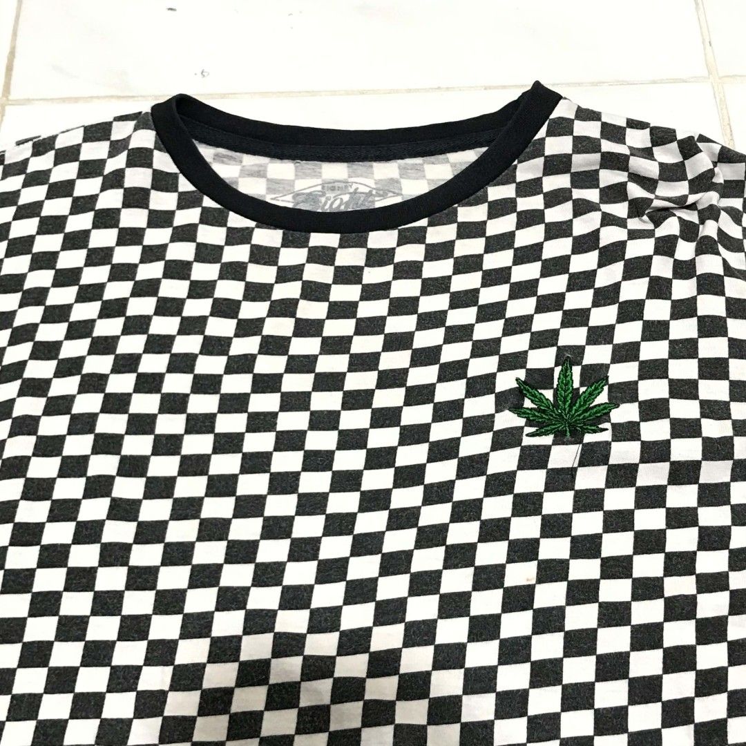 CHECKERED WEED TEE LONGSLEEVES SHIRT MEDIUM (Category: Tshirts & Polo Shirts ) located in Cavite. Submitted by justthrift06 (Listing ID 1470956739, Image 1). Description: DIMENSION 22X28 GOOD CONDITION SHIPPING NATIONWIDE.