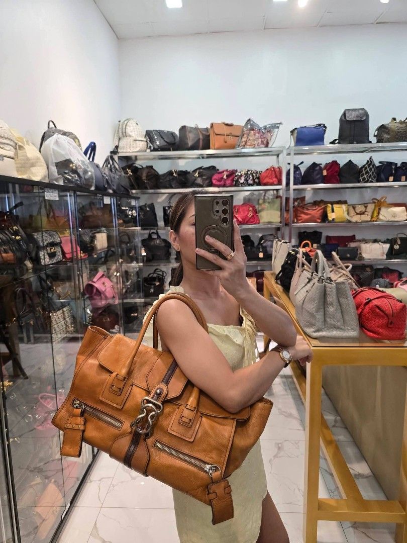 Chloe Tan Leather Tote Bag Authentic💯💯 (Category: Tote Bags) located in Davao. Submitted by SecondhandItems97 (Listing ID 1471005118, Image 2). Description: Large size Includes generic dustbag.