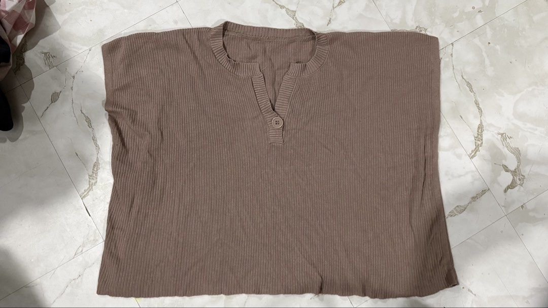Choco Knitted Top (Category: Shirts) located in Quezon City. Submitted by dinesaur (Listing ID 1471075927, Image 1). Description: XL - 2XL.