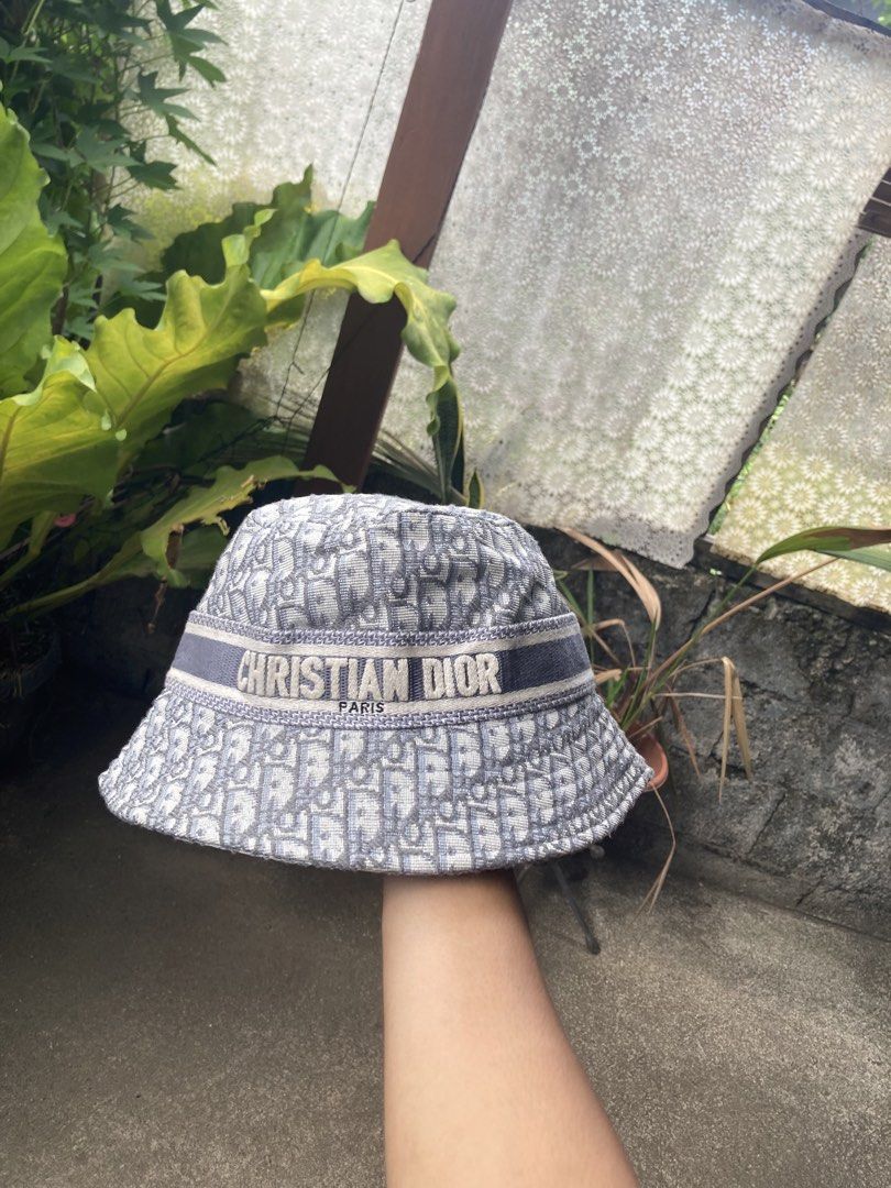 Christian Dior Oblique Bucket Hat (Category: Luxury Apparel) located in Dapitan. Submitted by thrift_archive2026 (Listing ID 1471027219, Image 1). Description: 𝐂𝐡𝐫𝐢𝐬𝐭𝐢𝐚𝐧 𝐃𝐢𝐨𝐫 𝐎𝐛𝐥𝐢𝐪𝐮𝐞 𝐁𝐮𝐜𝐤𝐞𝐭 𝐇𝐚𝐭 𝐟𝐞𝐚𝐭𝐮𝐫𝐢𝐧𝐠 𝐭𝐡𝐞 𝐢𝐜𝐨𝐧𝐢𝐜 𝐠𝐫𝐞𝐲 𝐦𝐨𝐧𝐨𝐠𝐫𝐚𝐦 𝐩𝐚𝐭𝐭𝐞𝐫𝐧 𝐚𝐧𝐝 𝐚 𝐜𝐨𝐧𝐭𝐫𝐚𝐬𝐭𝐢𝐧𝐠 𝐞𝐦𝐛𝐫𝐨𝐢𝐝𝐞𝐫𝐞𝐝 “𝐂𝐡𝐫𝐢𝐬𝐭𝐢𝐚𝐧 𝐃𝐢𝐨𝐫 𝐏𝐚𝐫𝐢𝐬” 𝐛𝐚𝐧𝐝 𝐎𝐅𝐅/𝐀𝐔𝐓𝐇𝐄𝐍𝐓𝐈𝐂 GOOD AS NEW.