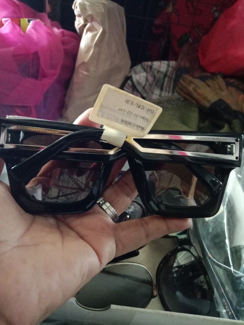 Chunky Black Frame Sunglasses with Tinted Lenses (Category: Sunglasses & Eyewear) located in Rosario. Submitted by gmarilyn1934608 (Listing ID 1470957114, Image 2). Description: - Style: Chunky square frame with bold black design - Lenses: Dark gradient lenses that block glare effectively - Condition: Brand new in box with plastic wrapping - Usage: Perfect for daily wear and sun protection - Storage: Comes in a secure cardboard storage box.