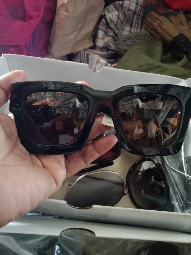 Chunky Black Frame Sunglasses with Tinted Lenses (Category: Sunglasses & Eyewear) located in Rosario. Submitted by gmarilyn1934608 (Listing ID 1470957114, Image 1). Description: - Style: Chunky square frame with bold black design - Lenses: Dark gradient lenses that block glare effectively - Condition: Brand new in box with plastic wrapping - Usage: Perfect for daily wear and sun protection - Storage: Comes in a secure cardboard storage box.