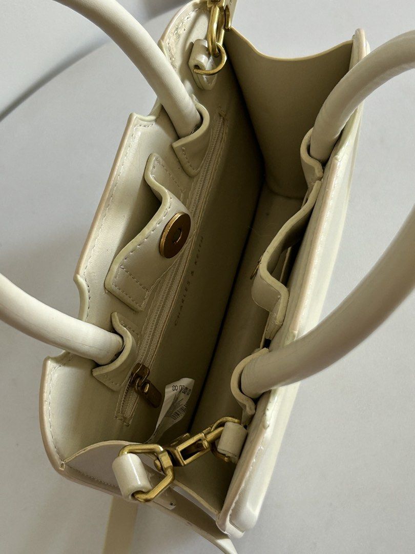 Ck sling bag (Category: Cross-body Bags) located in Quezon City. Submitted by curatedfindsy (Listing ID 1470997248, Image 3). Description: .