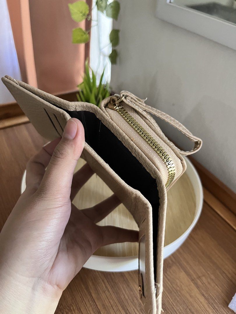 Clover Wallet (Category: Wallets & Card holders) located in Imus. Submitted by themaison.ph (Listing ID 1470978078, Image 3). Description: • brand new • clover design • 1 stock.