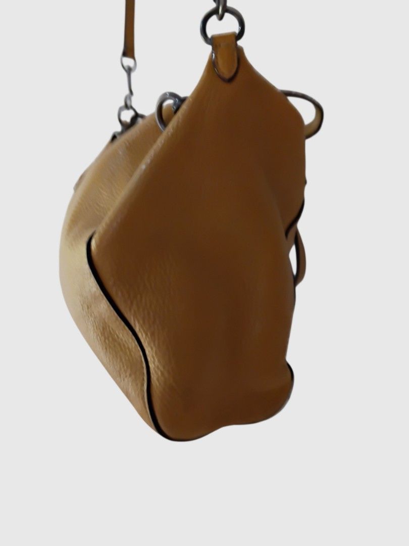 Coach (Category: Luxury Bags & Wallets) located in Malasiqui. Submitted by v.hype (Listing ID 1470970037, Image 3). Description: coach issue: sa may sling nya Po check nyo lang pO details pic price : 2800 pesos + ship.