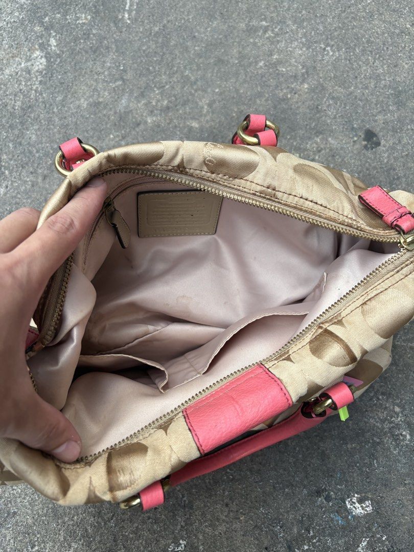 Coach (Category: Shoulder Bags) located in Baguio. Submitted by thriftedbaguio (Listing ID 1471033199, Image 3). Description: Very Good Condition Color rate 9 Needs cleaning .