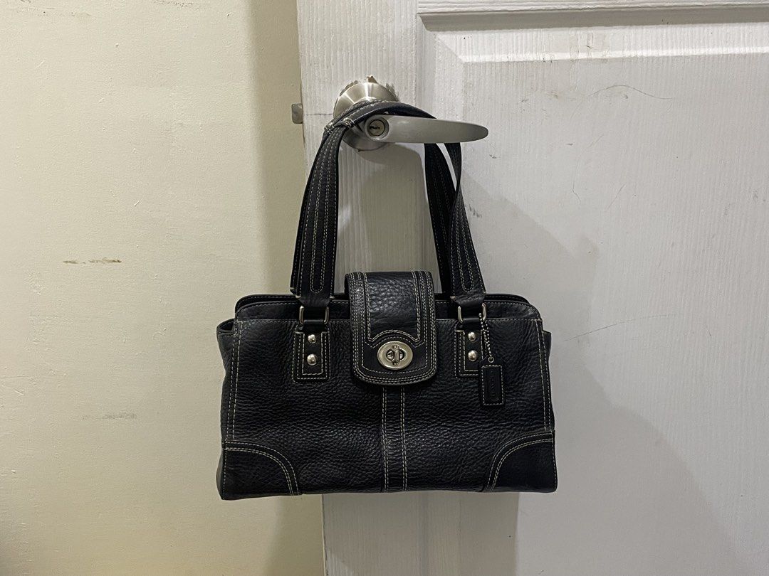 Coach 2009 Hamptons Turn lock (Category: Luxury Bags & Wallets) located in Caloocan City. Submitted by bbamboleoo (Listing ID 1471046237, Image 1). Description: Shoulder and satchel bag Bought from Quezon thrift shop last june, NEGOTIABLE❤️ Personally used :)) need na isell for coming school holidays since dina nagagamit. Can fit aqua flask and regular size umbrella Pref po meet up around metro manila! Also posted in fb marketplace :)) Offer lang