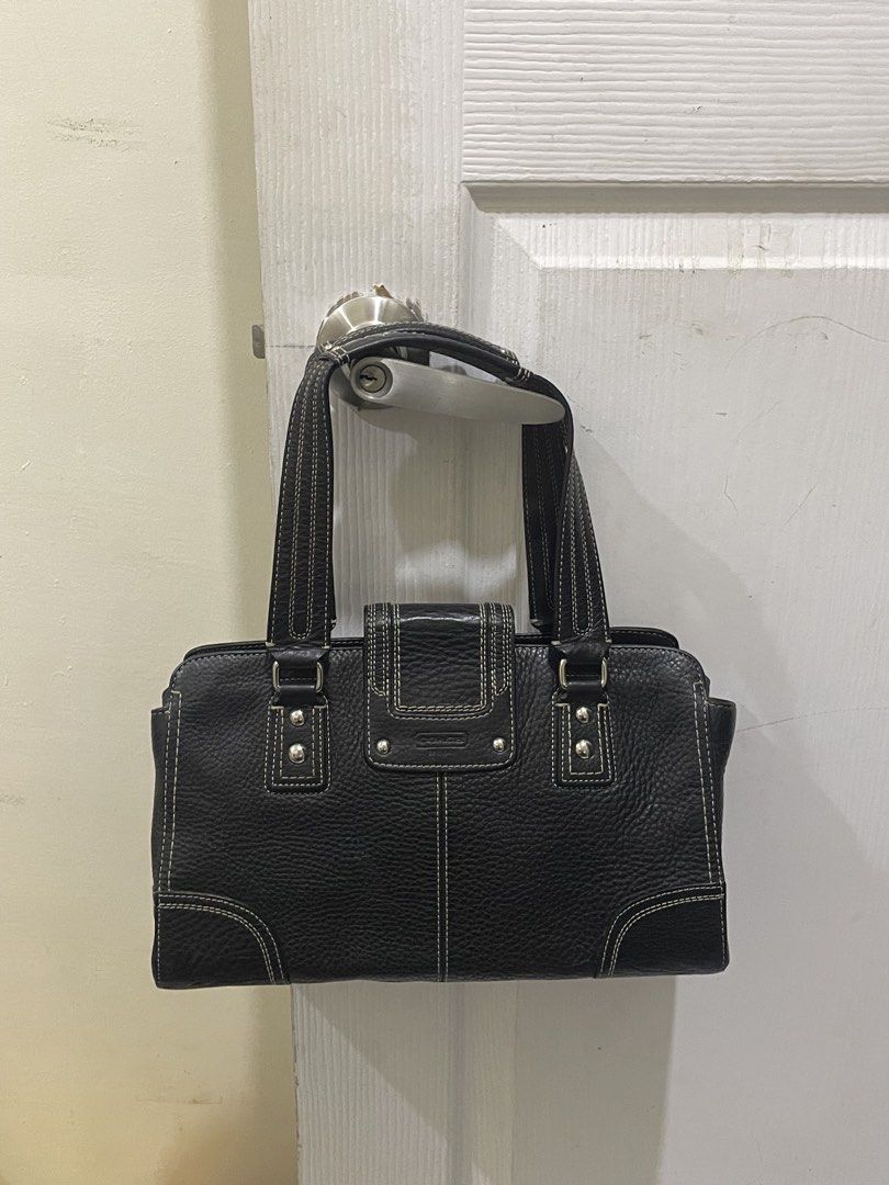 Coach 2009 Hamptons Turn lock (Category: Luxury Bags & Wallets) located in Caloocan City. Submitted by bbamboleoo (Listing ID 1471046237, Image 2). Description: Shoulder and satchel bag Bought from Quezon thrift shop last june, NEGOTIABLE❤️ Personally used :)) need na isell for coming school holidays since dina nagagamit. Can fit aqua flask and regular size umbrella Pref po meet up around metro manila! Also posted in fb marketplace :)) Offer lang
