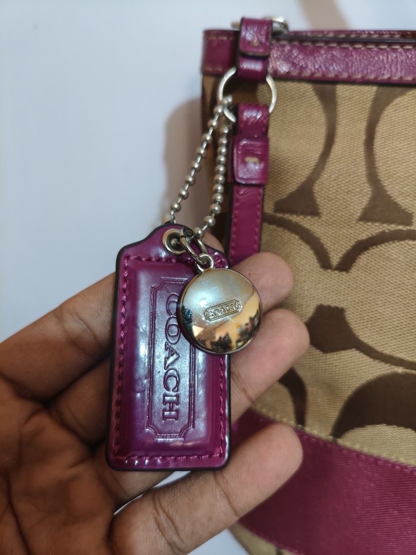 Coach bag (Category: Tote Bags) located in Bayombong. Submitted by ecec1992 (Listing ID 1471067294, Image 3). Description: may issue sa handle niya yun lang naman issue then the rest is goods na need replacement only.