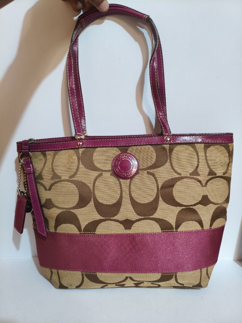 Coach bag (Category: Tote Bags) located in Bayombong. Submitted by ecec1992 (Listing ID 1471067294, Image 1). Description: may issue sa handle niya yun lang naman issue then the rest is goods na need replacement only.