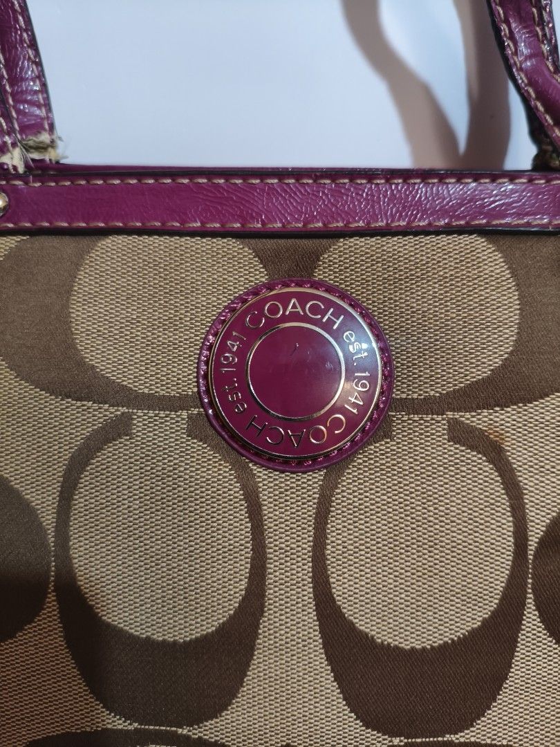 Coach bag (Category: Tote Bags) located in Bayombong. Submitted by ecec1992 (Listing ID 1471067294, Image 2). Description: may issue sa handle niya yun lang naman issue then the rest is goods na need replacement only.