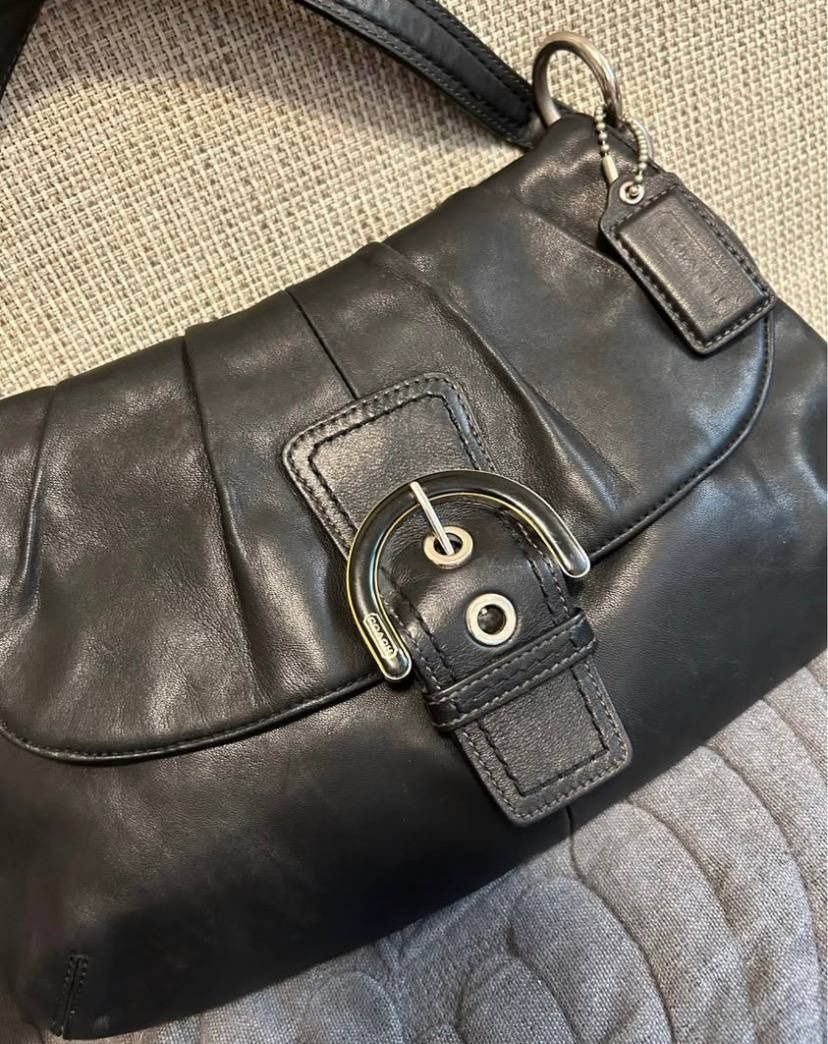 Coach Black Leather Shoulder Bag (Category: Luxury Bags & Wallets) located in Alaminos. Submitted by hvsuk1 (Listing ID 1470991940, Image 2). Description: Preowned Bag. Original Guaranteed no major issue or flaws.