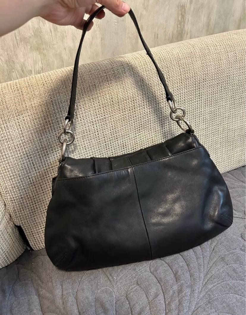 Coach Black Leather Shoulder Bag (Category: Luxury Bags & Wallets) located in Alaminos. Submitted by hvsuk1 (Listing ID 1470991940, Image 3). Description: Preowned Bag. Original Guaranteed no major issue or flaws.