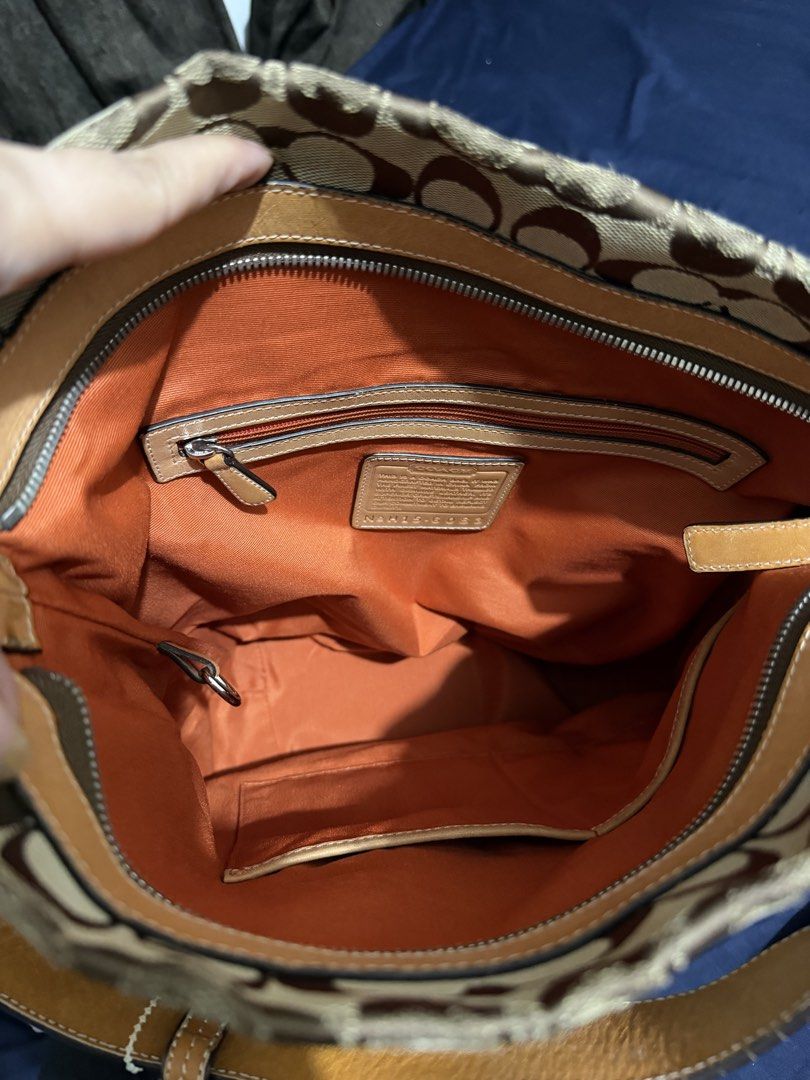 coach canvas bucket shoulder bag (Category: Luxury Bags & Wallets) located in Quezon City. Submitted by mariamaharba7798 (Listing ID 1471072442, Image 2). Description: .