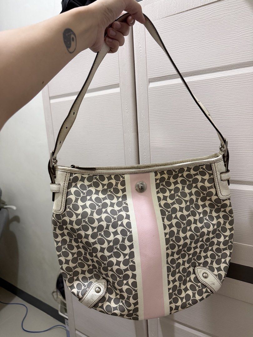 Coach Chelsea Hobo (Category: Luxury Bags & Wallets) located in Bocaue. Submitted by fkmndz.finds (Listing ID 1471113192, Image 1). Description: With signs of use No hang tag Nego price.
