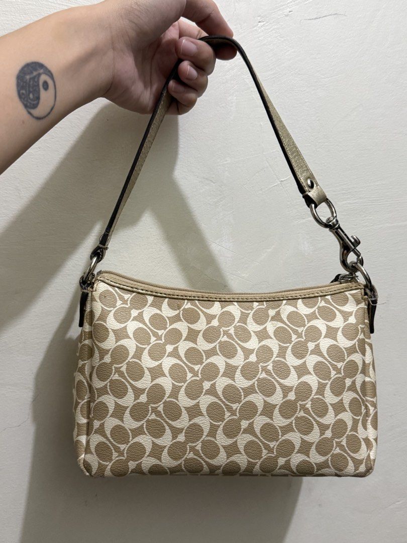 Coach Chelsea Kili bag (Category: Luxury Bags & Wallets) located in Bocaue. Submitted by fkmndz.finds (Listing ID 1470980199, Image 3). Description: Good condi With minimal signs of use.