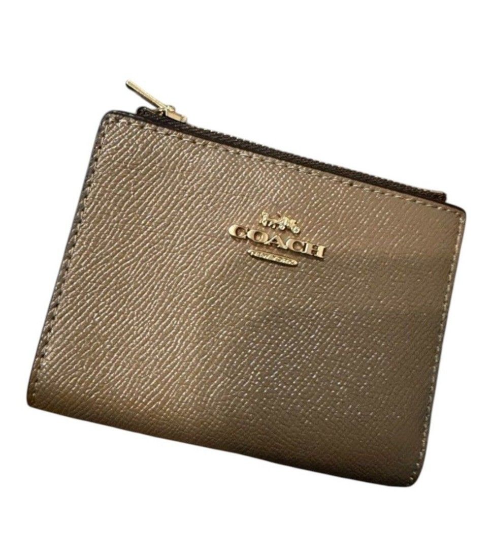 Coach Crossgrain Leather Bifold Wallet Khaki (Category: Luxury Bags & Wallets) located in Quezon City. Submitted by kcobs (Listing ID 1470983274, Image 1). Description: - Brand: Coach - Style: Bifold wallet - Material: khaki crossgrain leather - Hardware: Gold-tone - Closure: Snap closure - Compartments: Multiple card slots, cash compartment, and back zip coin pocket - Condition: Brand new with tag attached, never used, kept in storage - Retail P