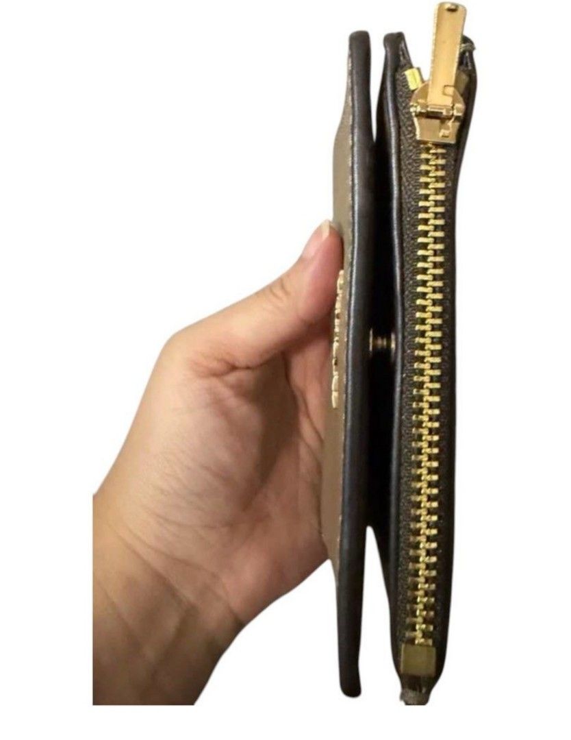 Coach Crossgrain Leather Bifold Wallet Khaki (Category: Luxury Bags & Wallets) located in Quezon City. Submitted by kcobs (Listing ID 1470983274, Image 3). Description: - Brand: Coach - Style: Bifold wallet - Material: khaki crossgrain leather - Hardware: Gold-tone - Closure: Snap closure - Compartments: Multiple card slots, cash compartment, and back zip coin pocket - Condition: Brand new with tag attached, never used, kept in storage - Retail P