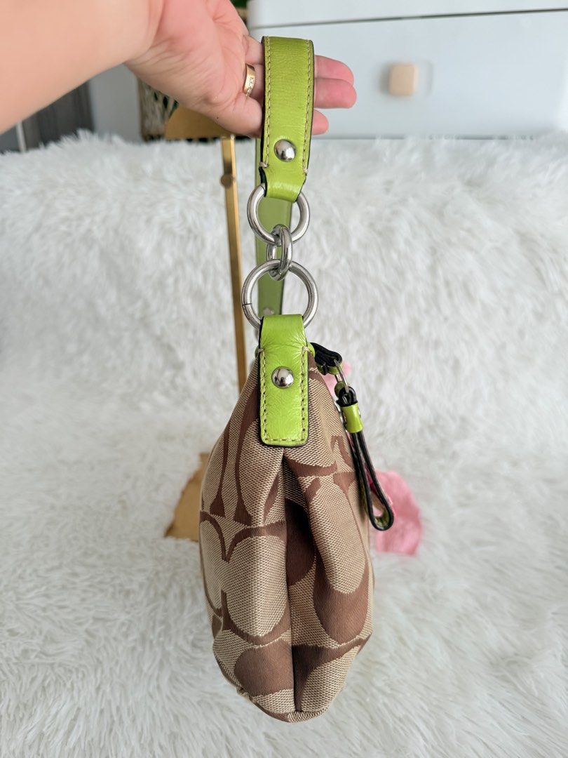 Coach Demi Green (Category: Luxury Bags & Wallets) located in Pavia. Submitted by kris0025 (Listing ID 1470969268, Image 2). Description: Coach demi in rare color green -perfect to pair with pink bag charms and accent -no rubs and no scratches -almost bran new condition -please om me for more pics .