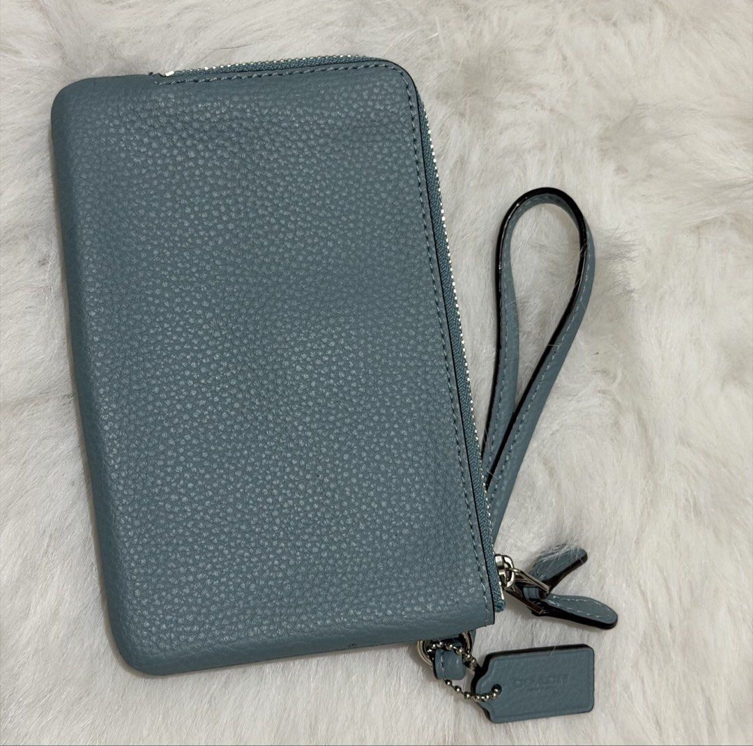 Coach Double Corner Zippered Wristlet in Pebbled Leather (Category: Wallets & Card holders) located in Quezon City. Submitted by mariamaharba7798 (Listing ID 1471022526, Image 2). Description: Coach Double Corner Zippered Wristlet in Pebbled Leather authentic like new .
