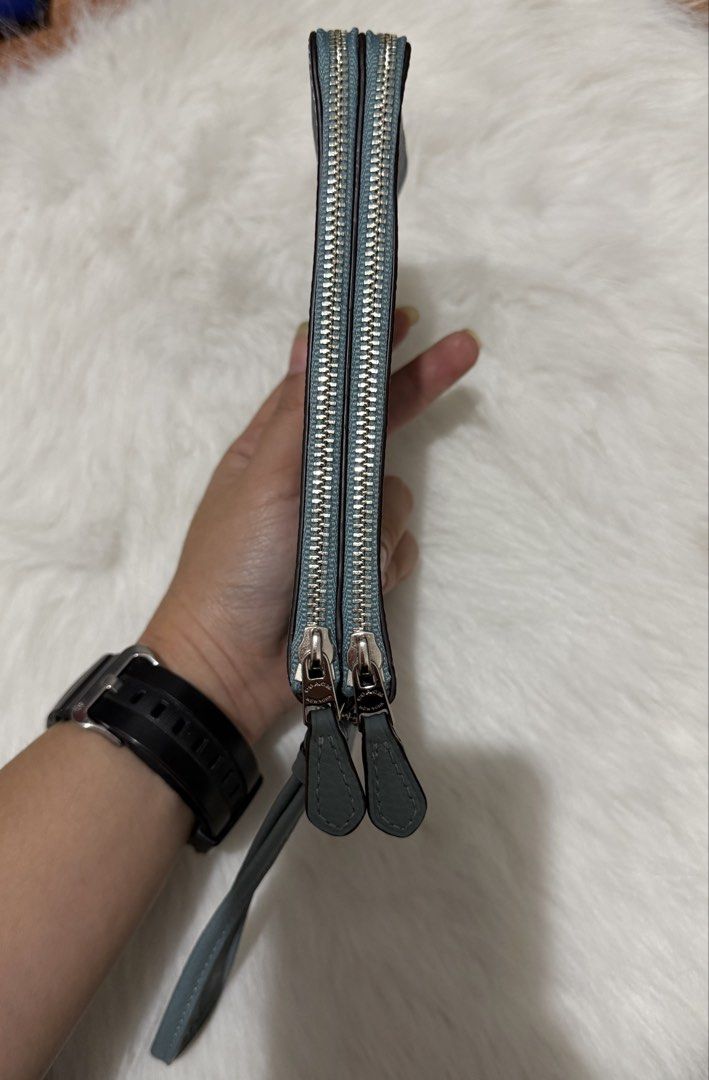 Coach Double Corner Zippered Wristlet in Pebbled Leather (Category: Wallets & Card holders) located in Quezon City. Submitted by mariamaharba7798 (Listing ID 1471022526, Image 3). Description: Coach Double Corner Zippered Wristlet in Pebbled Leather authentic like new .