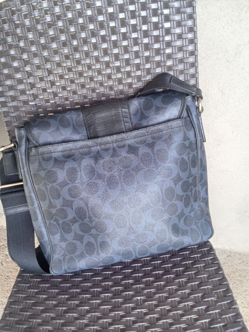 COACH HERITAGE MAP BAG (Category: Sling Bags) located in Vinzons. Submitted by gracecollectionsph09 (Listing ID 1470946185, Image 3). Description: GOOD CONDITION MAY SIGN OF USE RUBS SA CORNERS PAYMENT FIRST BICOL LOCATION.