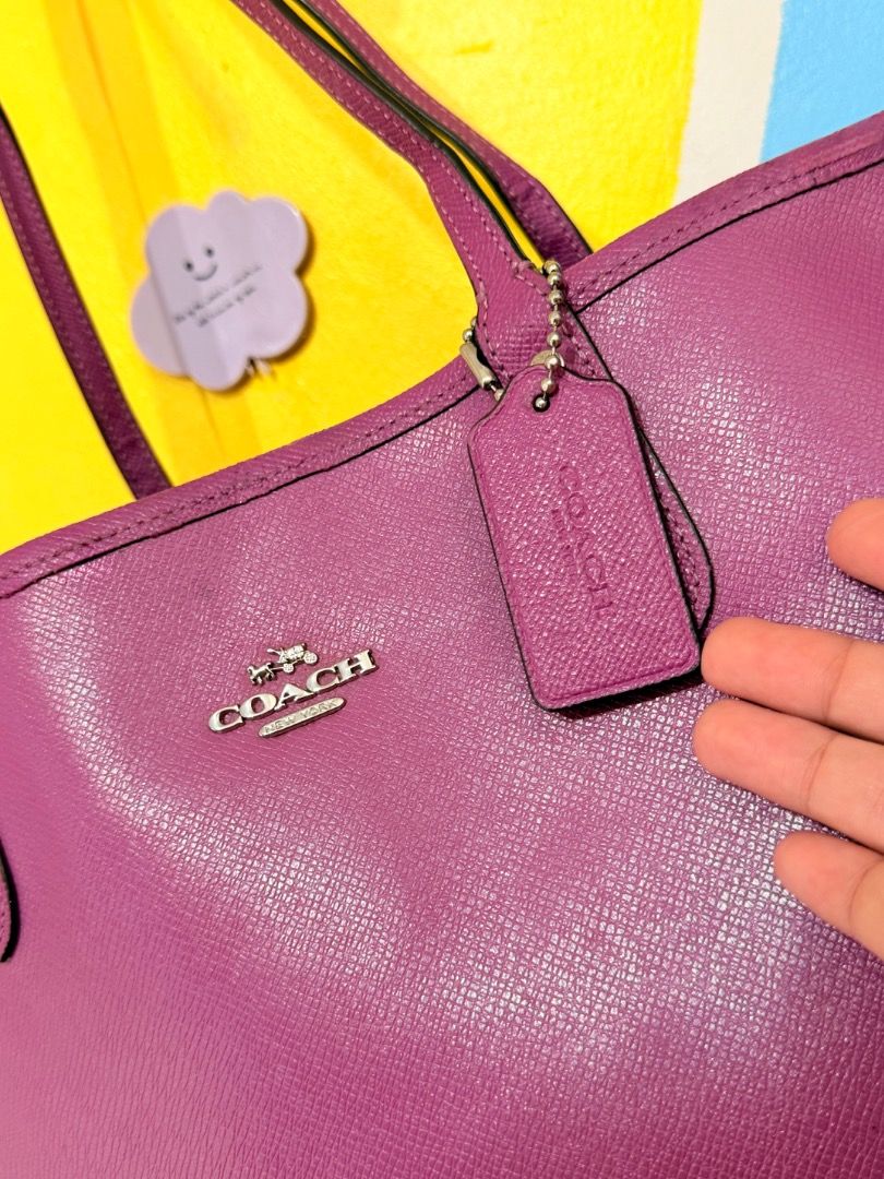 Coach Large Reversible (Category: Luxury Bags & Wallets) located in Cagayan de Oro. Submitted by rairaibags (Listing ID 1470936148, Image 2). Description: .