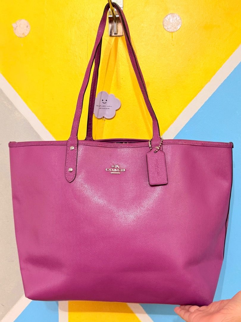 Coach Large Reversible (Category: Luxury Bags & Wallets) located in Cagayan de Oro. Submitted by rairaibags (Listing ID 1470936148, Image 1). Description: .