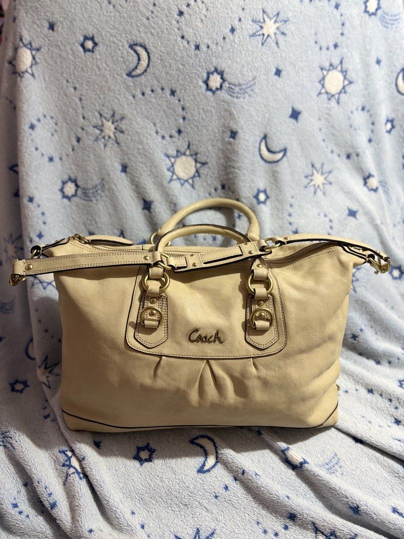 Coach Leather Satchel Handbag Beige (Category: Luxury Bags & Wallets) located in Manila. Submitted by yanna1972 (Listing ID 1470972192, Image 1). Description: NOT FOR MASELAN ! - price is negotiable for sure buyer - see the pics for the issues - buy at ur own risk ! MOP: gcash or MariBank MOD : j&t and lalamove if within manila .
