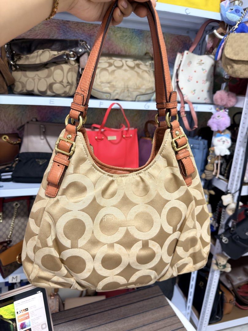 Coach Madison hobo shoulderbag (Category: Luxury Bags & Wallets) located in Cavite. Submitted by aiznpreluvv (Listing ID 1470991700, Image 2). Description: .