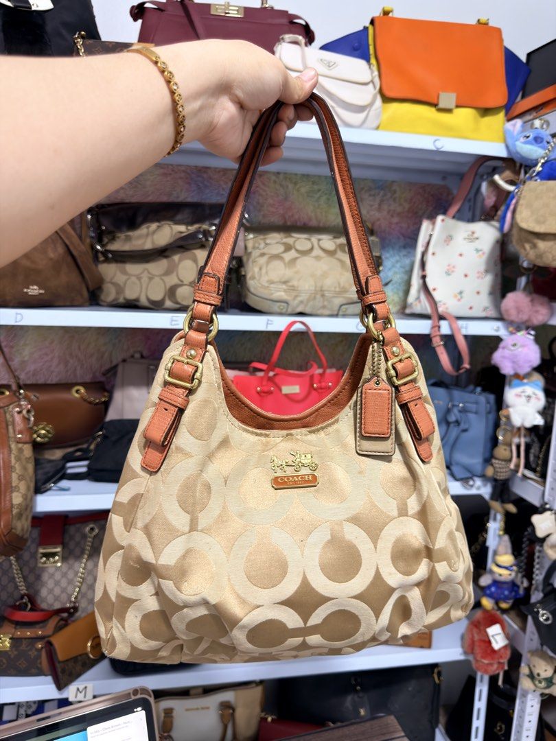 Coach Madison hobo shoulderbag (Category: Luxury Bags & Wallets) located in Cavite. Submitted by aiznpreluvv (Listing ID 1470991700, Image 1). Description: .
