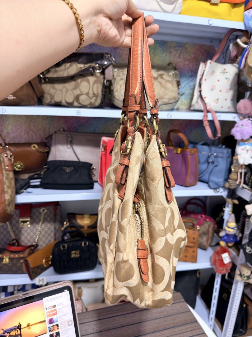 Coach Madison hobo shoulderbag (Category: Luxury Bags & Wallets) located in Cavite. Submitted by aiznpreluvv (Listing ID 1470991700, Image 3). Description: .