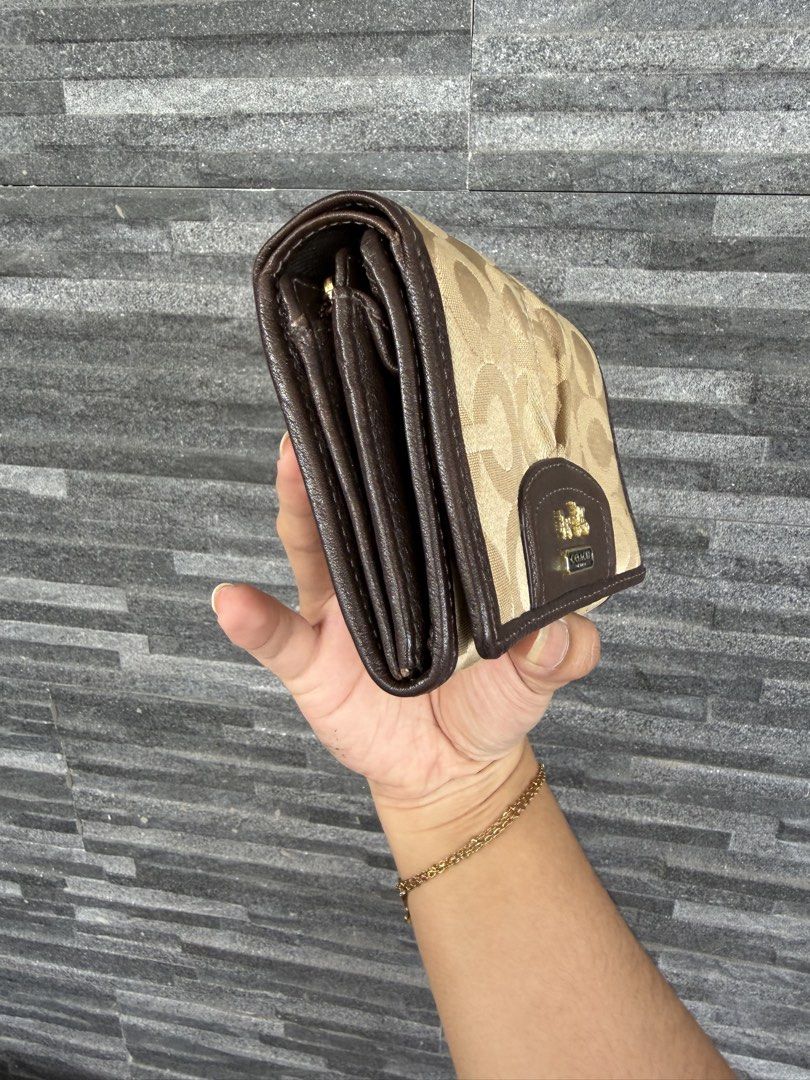 coach madison wallet (Category: Wallets & Card holders) located in Balanga. Submitted by elle.curated (Listing ID 1470943256, Image 3). Description: minimal sign of used only.