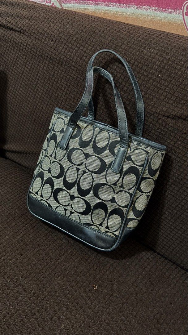 Coach mini tote bag (Category: Luxury Bags & Wallets) located in Taguig. Submitted by meandmymatchaagainsttheworld (Listing ID 1471101680, Image 1). Description: Mini tote.