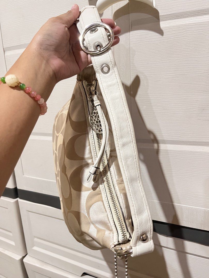 Coach Optic Art shoulder hobo bag (Category: Luxury Bags & Wallets) located in Pasig City. Submitted by irene.joy1913_picks (Listing ID 1470953658, Image 3). Description: .