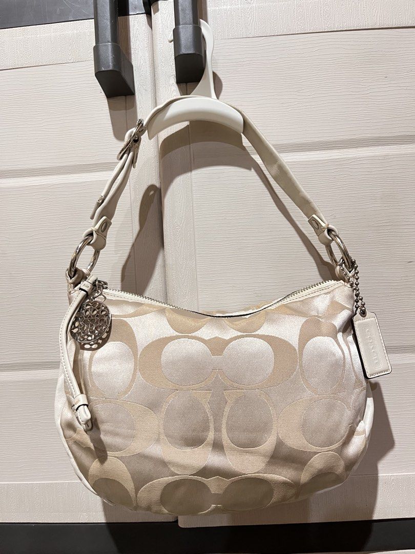 Coach Optic Art shoulder hobo bag (Category: Luxury Bags & Wallets) located in Pasig City. Submitted by irene.joy1913_picks (Listing ID 1470953658, Image 1). Description: .