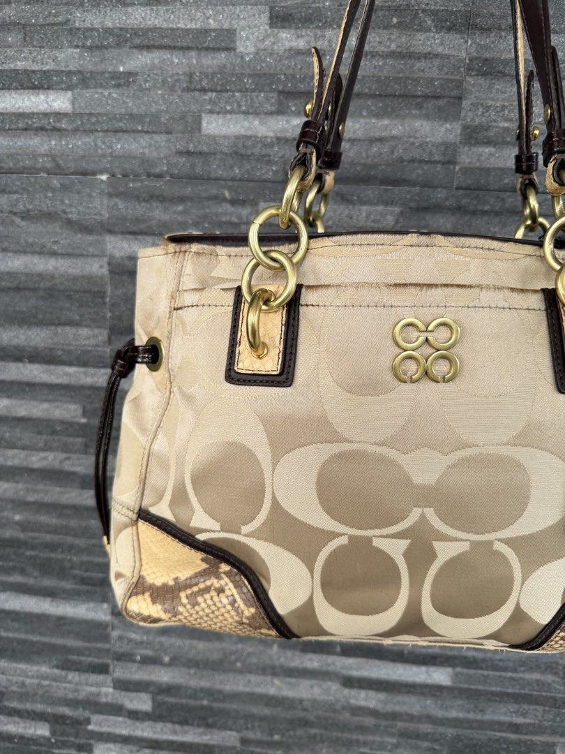 coach shoulder bag (Category: Shoulder Bags) located in Balanga. Submitted by elle.curated (Listing ID 1470943610, Image 2). Description: Minimal dirt on canvas.