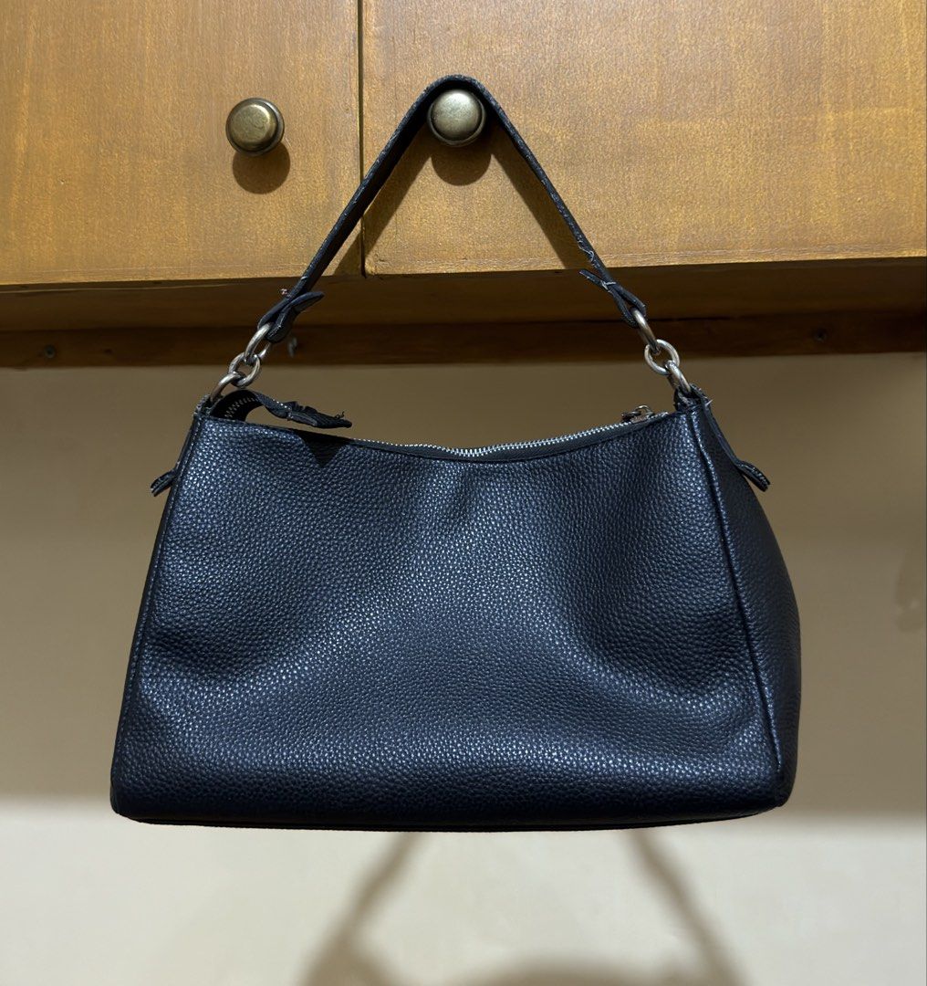 COACH SHOULDER BAG (Category: Shoulder Bags) located in Manila. Submitted by urban.vintage (Listing ID 1471069620, Image 1). Description: ISSUE: NONE (NEED WASH) MOP :GCASH (NO COD) SHIP VIA: LALAMOVE & J&T LOCATION: PASIG CITY .
