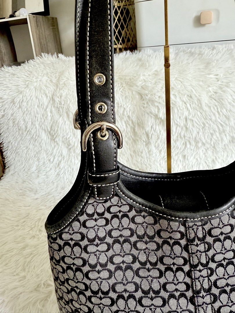 Coach Signature Jacquard Hobo (Category: Luxury Bags & Wallets) located in Pavia. Submitted by kris0025 (Listing ID 1470966975, Image 3). Description: Rank SA -has long straps so it doesn't fall off your shoulders -spacious -no rubs and no damage sa leather -pm for more pics .