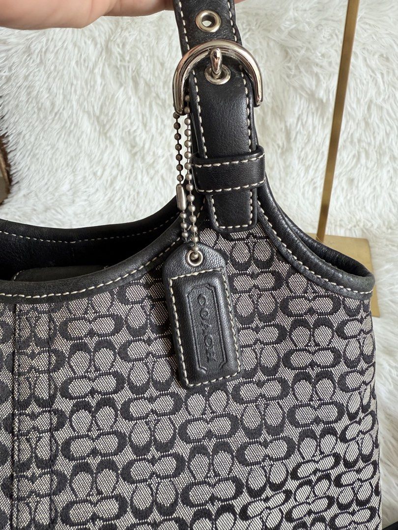 Coach Signature Jacquard Hobo (Category: Luxury Bags & Wallets) located in Pavia. Submitted by kris0025 (Listing ID 1470966975, Image 2). Description: Rank SA -has long straps so it doesn't fall off your shoulders -spacious -no rubs and no damage sa leather -pm for more pics .