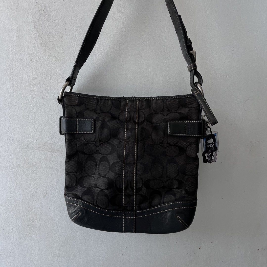 Coach Black Shoulder Bag (Category: Luxury Bags & Wallets) located in San Fernando. Submitted by souvettfrutiger (Listing ID 1470970613, Image 3). Description: Coach GF05M-3577 the issues are seen in the photos, the price is lowered because of the condition of the bag. minor rubs sa canvas not so visible when worn, rubber lining, cracks sa handle strap, no ukay smell, cleaned. -keychains not included .