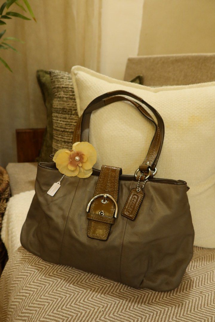 COACH SOHO CARRYALL (Category: Luxury Bags & Wallets) located in Arayat. Submitted by sunnydienna (Listing ID 1471061381, Image 1). Description: VINTAGE BAG so manage your expectations pls. - Features Coach creed patch with serial number 19248 - Roomy design, perfect for daily essentials 😍FREE SF FOR SURE BUYERS-still nego but pls no lowballing issue: a small circle leather issue seen at the photo, barely noticeable, aside from that all goodsss 