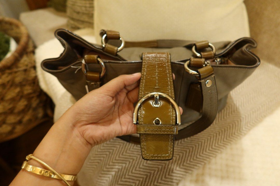 COACH SOHO CARRYALL (Category: Luxury Bags & Wallets) located in Arayat. Submitted by sunnydienna (Listing ID 1471061381, Image 3). Description: VINTAGE BAG so manage your expectations pls. - Features Coach creed patch with serial number 19248 - Roomy design, perfect for daily essentials 😍FREE SF FOR SURE BUYERS-still nego but pls no lowballing issue: a small circle leather issue seen at the photo, barely noticeable, aside from that all goodsss 