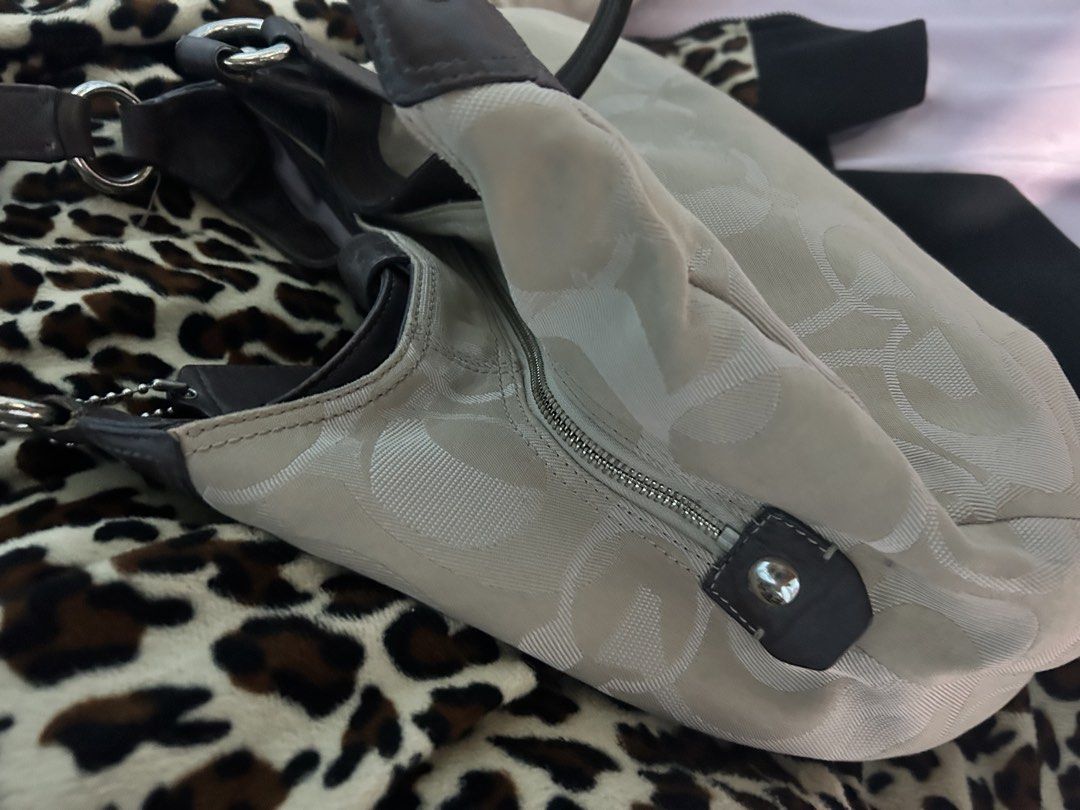 Coach soho lynn (Category: Shoulder Bags) located in Manila. Submitted by charmeofficial (Listing ID 1471096107, Image 3). Description: Hearing offers .